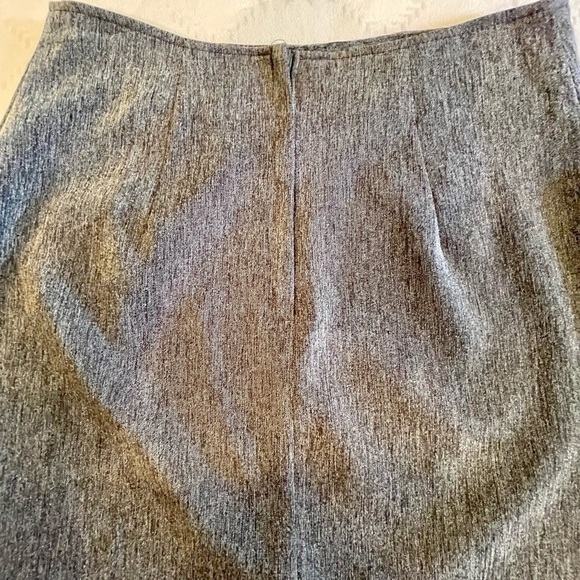 LA BELLE, GREY MINI SKIRT. SIZE 5. - Picture 4 of 4